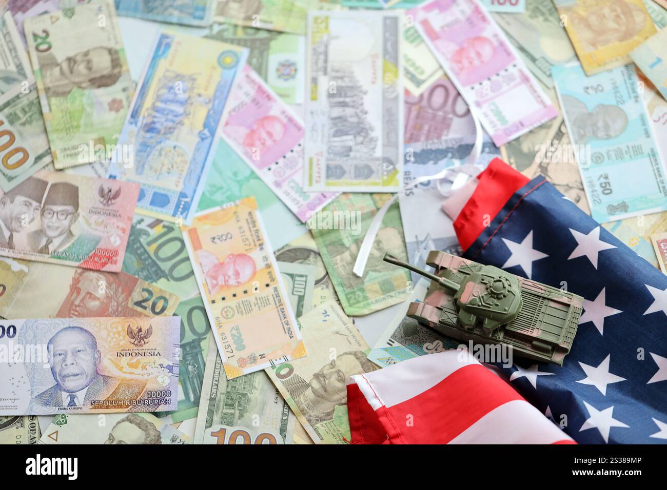 Panzer auf der Flagge der Vereinigten Staaten auf vielen Banknoten verschiedener Währungen. Hintergrund der Kriegsfinanzierung und des militärischen Unterstützungspreises für die Vereinigten Staaten von Stockfoto