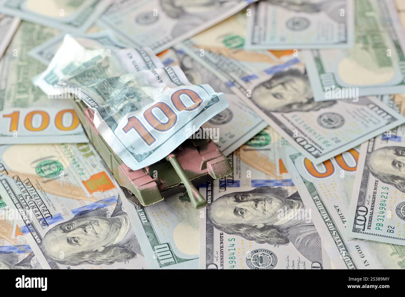 Tank auf zerknitterten 100-Dollar-Banknoten. Hintergrund der Kriegsfinanzierung und des militärischen Unterstützungspreises für die Vereinigten Staaten von Amerika. Tank auf zerknittert Stockfoto