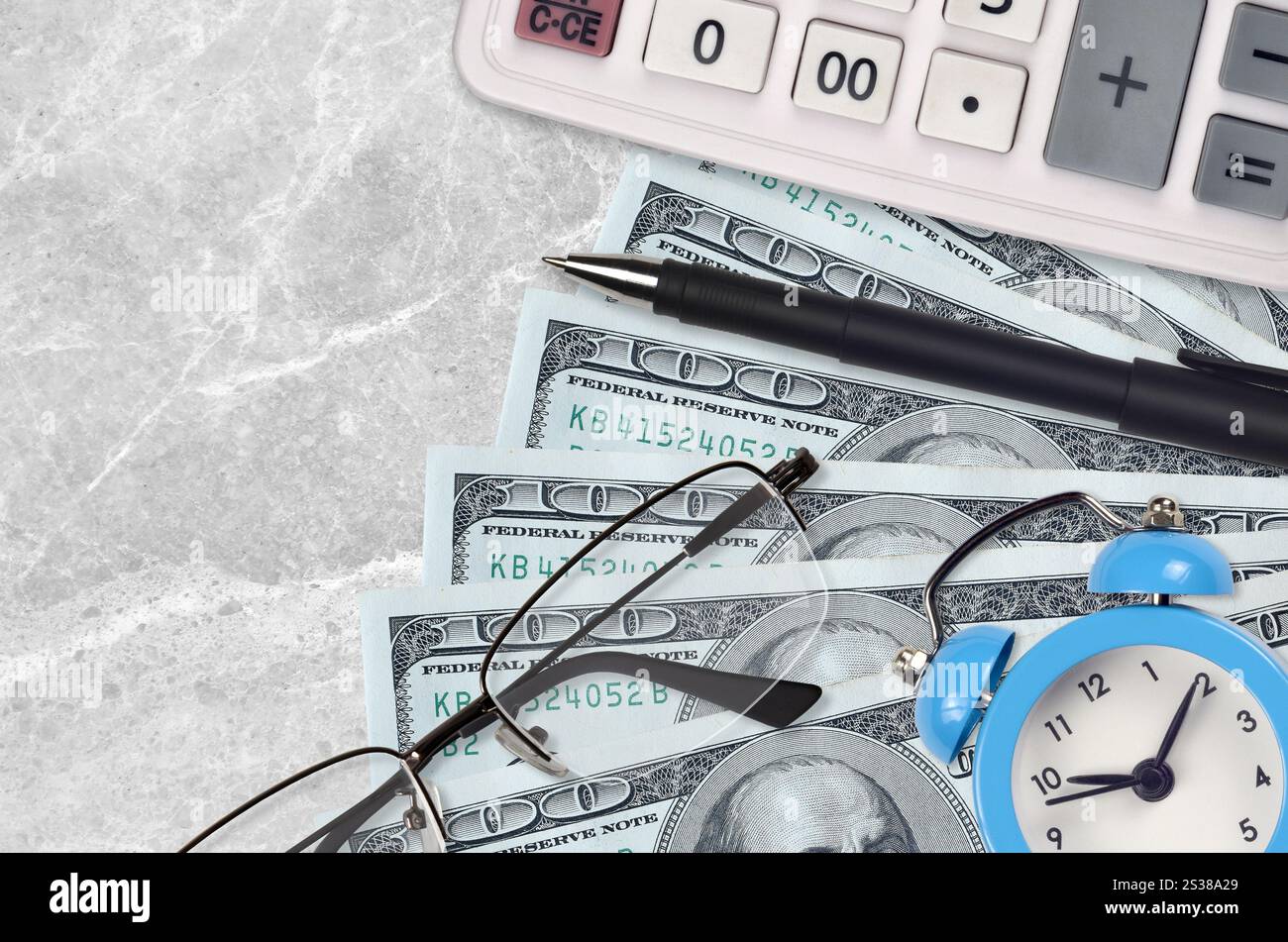 100 US-Dollar-Scheine und Taschenrechner mit Brille und Stift. Geschäftsdarlehen oder Steuerzahlung Saisonkonzept. Finanzplanung und Zeit für die Zahlung von Steuern. 100 Stockfoto