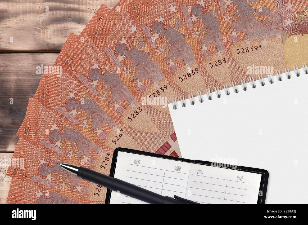 10-Euro-Scheine-Fächer und Notizblock mit Kontaktbuch und schwarzem Stift. Konzept der Finanzplanung und Geschäftsstrategie. Buchhaltung und Investitionen. 10 Stockfoto