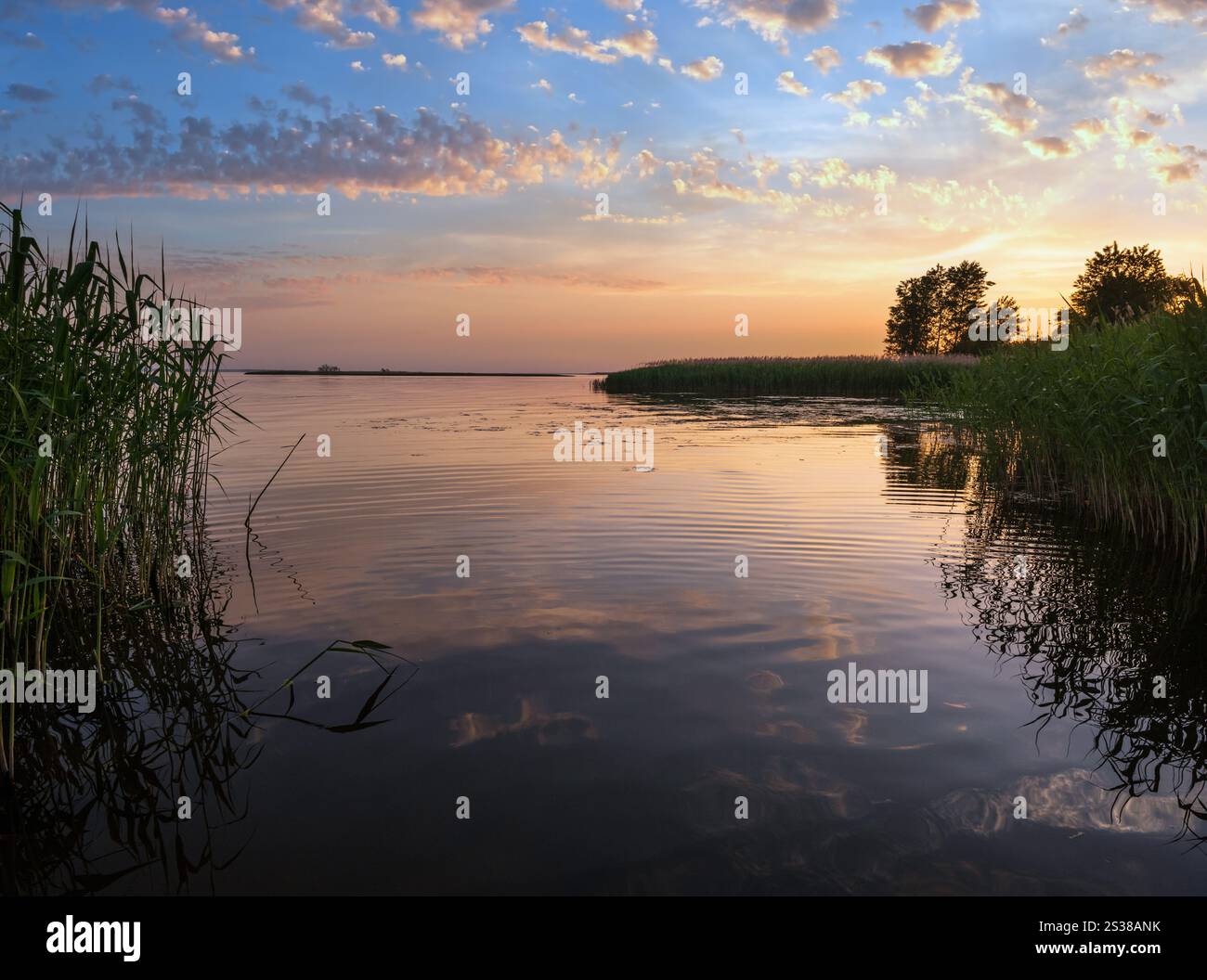 Dnipro Fluss Sommer Sonnenuntergang Dämmerung Landschaft, Ukraine Stockfoto