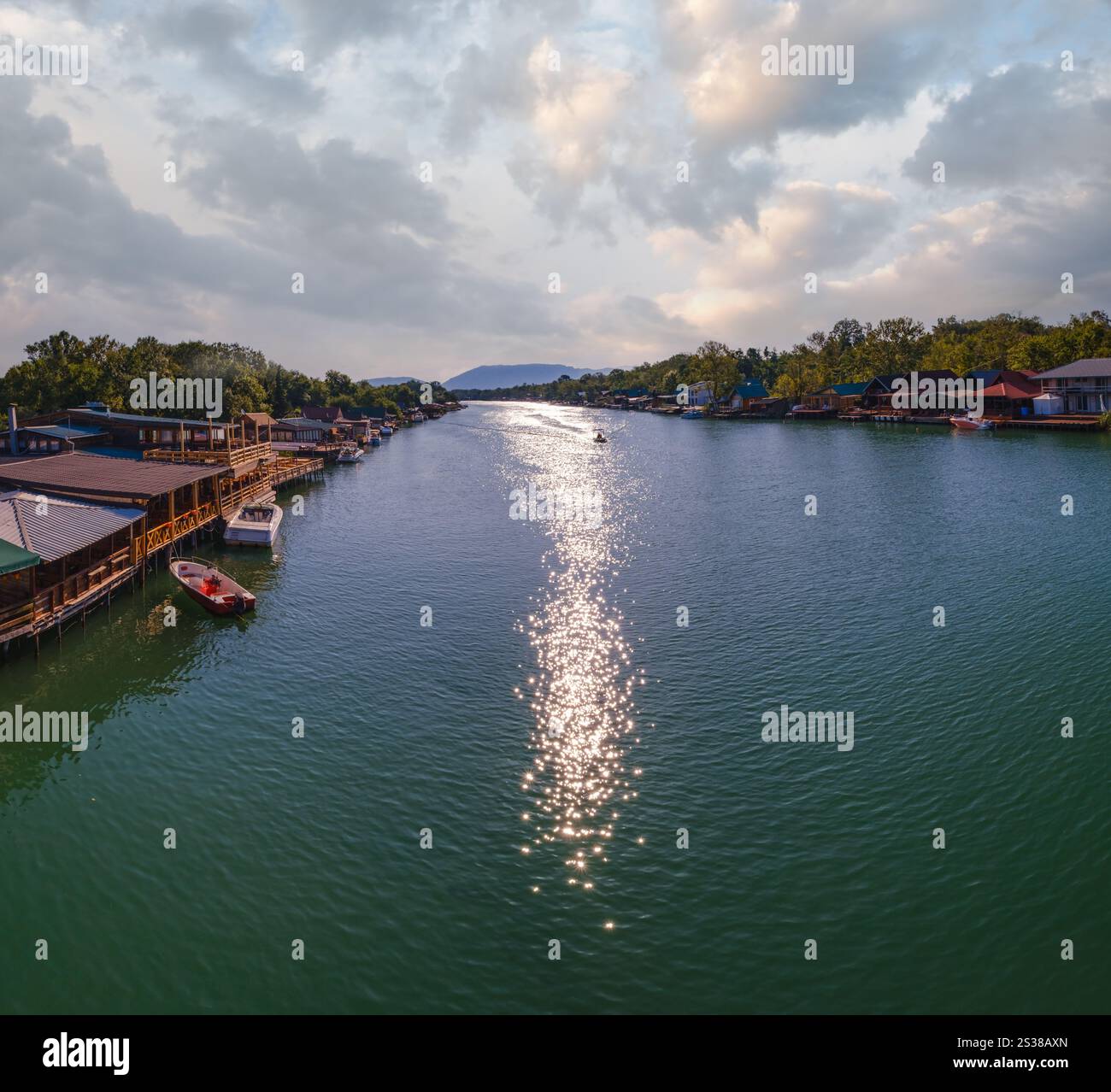 Das Flussdelta Bojana und die Insel Ada in Ulcinj, Montenegro. - Es ist ein beliebtes Touristenziel mit langem Sandstrand und traditionellen Meeresfrüchten Stockfoto