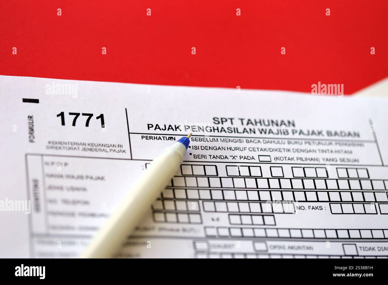 Indonesisches Steuerformular 1771 Körperschaftsteuerpflichtige jährliche Einkommensteuererklärung mit Stift liegt auf der Tabelle des Wirtschaftsprüfers. Indonesisches Steuerformular 1771 Körperschaftsteuerpflichtige Stockfoto