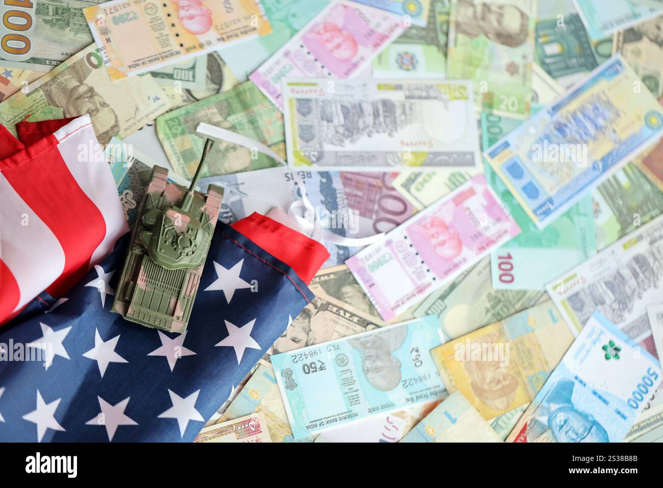 Panzer auf der Flagge der Vereinigten Staaten auf vielen Banknoten verschiedener Währungen. Hintergrund der Kriegsfinanzierung und des militärischen Unterstützungspreises für die Vereinigten Staaten von Stockfoto