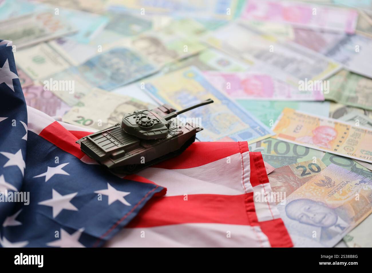 Panzer auf der Flagge der Vereinigten Staaten auf vielen Banknoten verschiedener Währungen. Hintergrund der Kriegsfinanzierung und des militärischen Unterstützungspreises für die Vereinigten Staaten von Stockfoto