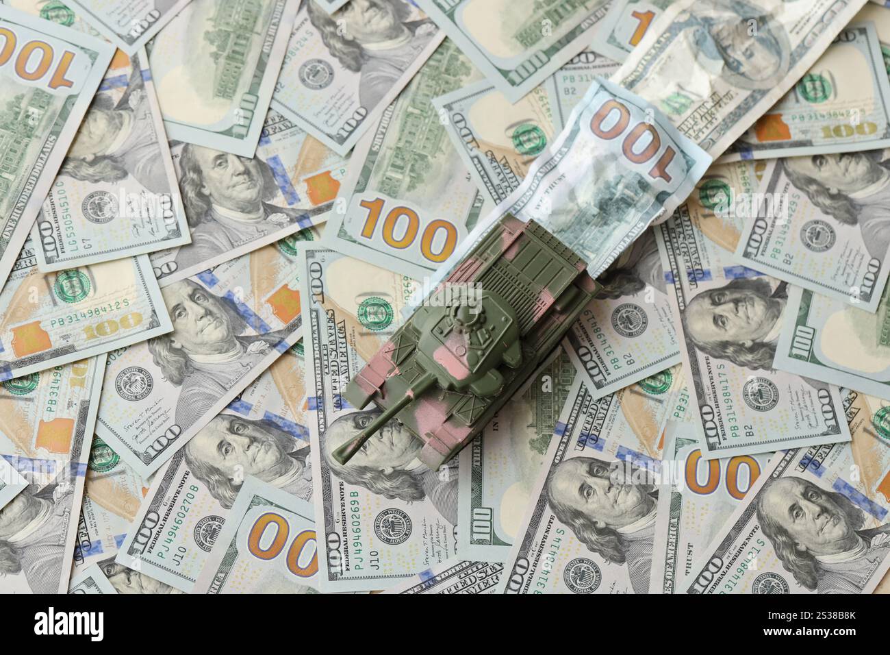 Tank auf zerknitterten 100-Dollar-Banknoten. Hintergrund der Kriegsfinanzierung und des militärischen Unterstützungspreises für die Vereinigten Staaten von Amerika. Tank auf zerknittert Stockfoto