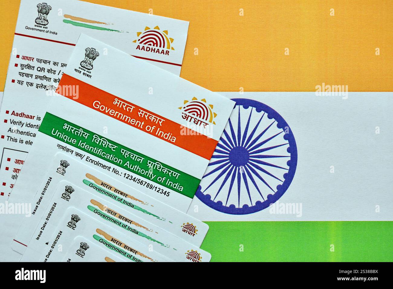 Indische Aadhaar-Karte von der Unique Identification Authority of India auf indischer Flagge Nahaufnahme Stockfoto