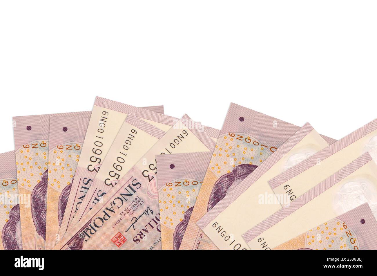 2 singapurische Dollarscheine liegen auf der Unterseite des Bildschirms isoliert auf weißem Hintergrund mit Kopierraum. Hintergrundbanner-Vorlage für Unternehmen Stockfoto