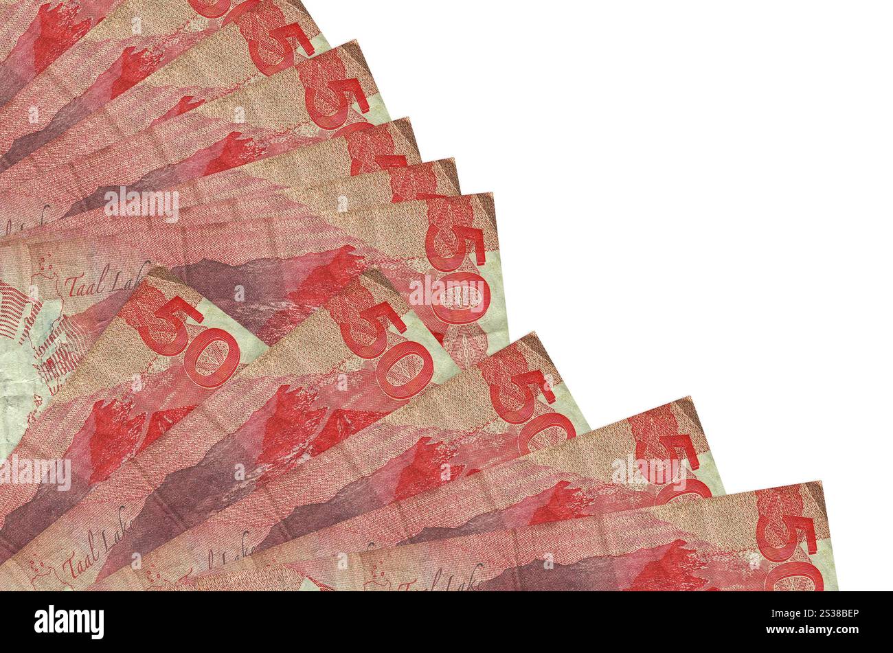 50 philippinische Piso-Scheine liegen isoliert auf weißem Hintergrund mit Kopierraum in Fächernähe gestapelt. Zahlungszeitkonzept oder Finanzoperationen. 50 Stockfoto