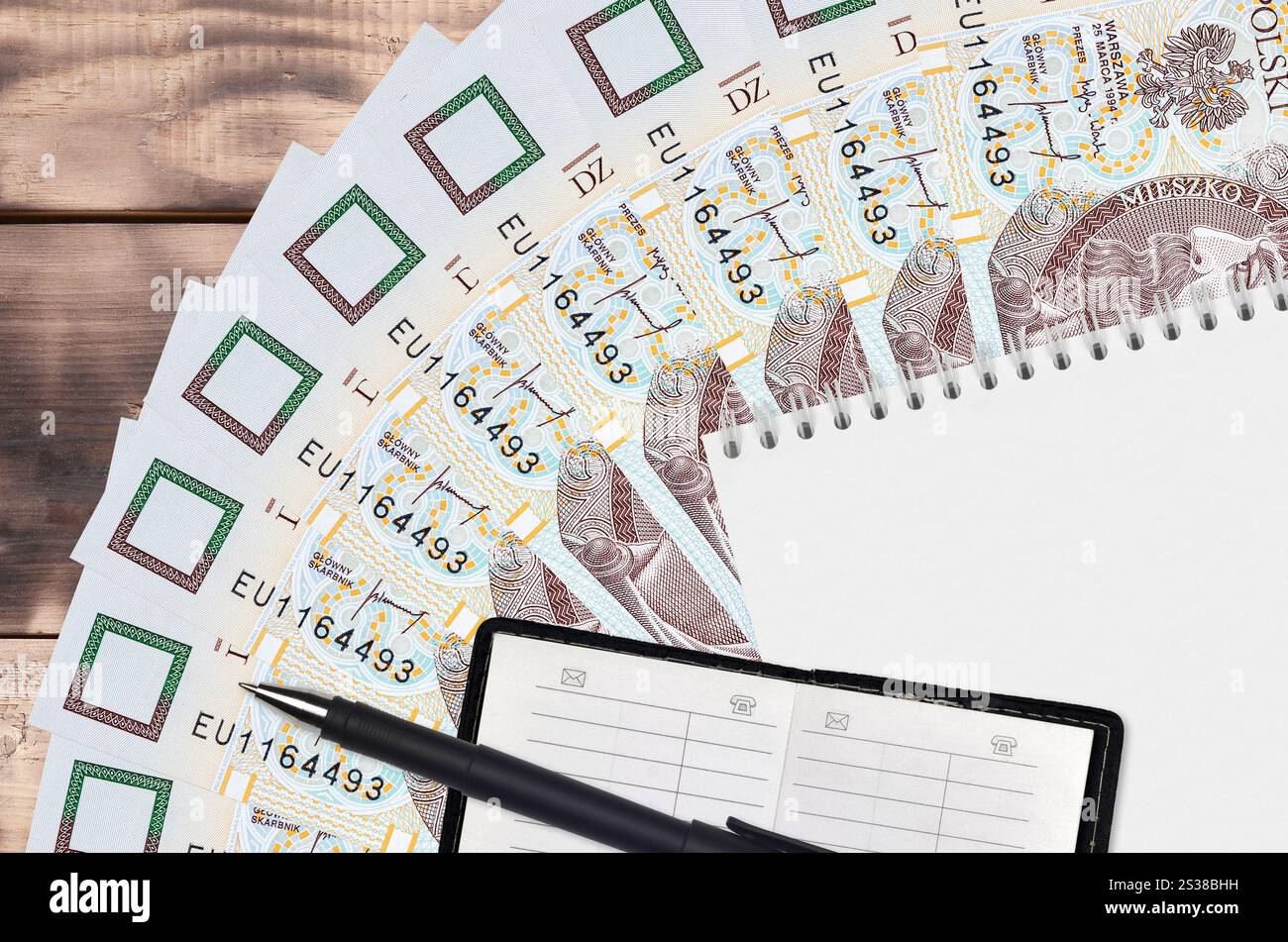 10 polnische Zloty-Scheine-Fächer und Notizblock mit Kontaktbuch und schwarzem Stift. Konzept der Finanzplanung und Geschäftsstrategie. Buchhaltung und Stockfoto