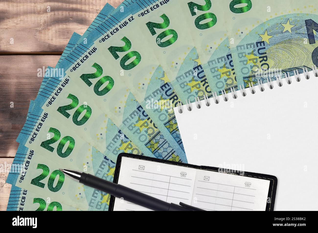 Fächer und Notizblock für 20 Euro-Scheine mit Kontaktbuch und schwarzem Stift. Konzept der Finanzplanung und Geschäftsstrategie. Buchhaltung und Investitionen. 20 Stockfoto