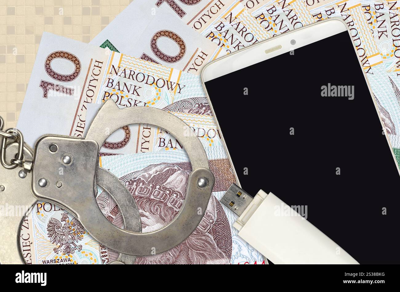 10 polnische Zloty-Scheine und Smartphone mit Polizeihandschellen. Konzept von Hacker-Phishing-Angriffen, illegalem Betrug oder Online-Spyware-Soft-Distribution. 10 Stockfoto
