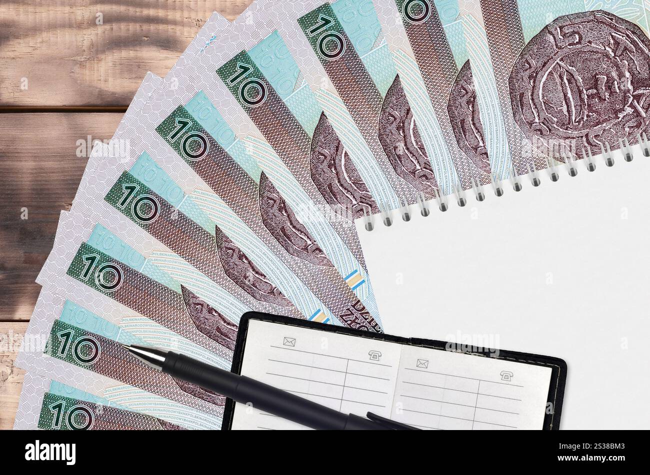 10 polnische Zloty-Scheine-Fächer und Notizblock mit Kontaktbuch und schwarzem Stift. Konzept der Finanzplanung und Geschäftsstrategie. Buchhaltung und Stockfoto