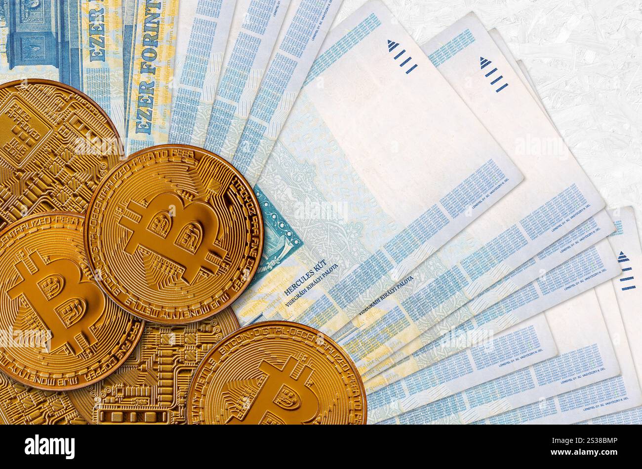 1000 ungarische Forint-Scheine und goldene Bitcoins. Anlagekonzept für Kryptowährungen. Krypto-Mining oder -Handel. 1000 ungarischer Forint Stockfoto