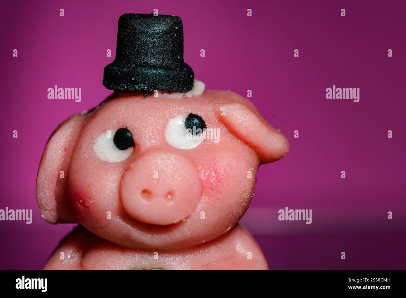 Glücksschwein mit vierblättrigem Kleeblatt Stockfoto