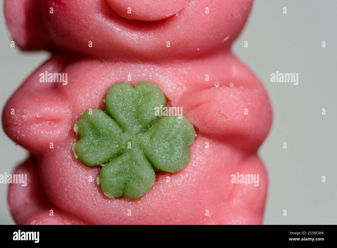 Glücksschwein mit vierblättrigem Kleeblatt Stockfoto