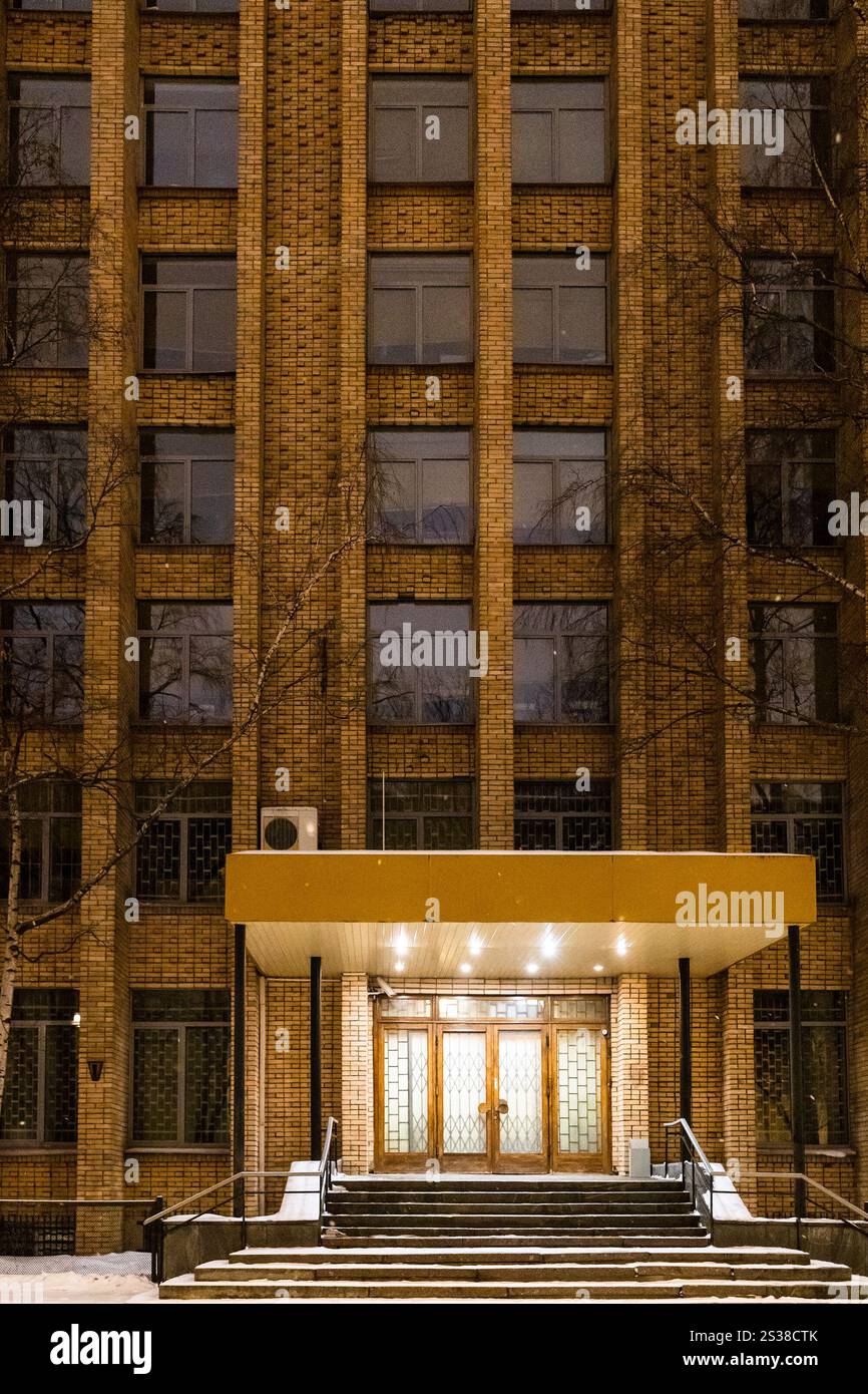 Veranda und Eingang zum mehrstöckigen Stadthaus in Moskau City am Winterabend Stockfoto