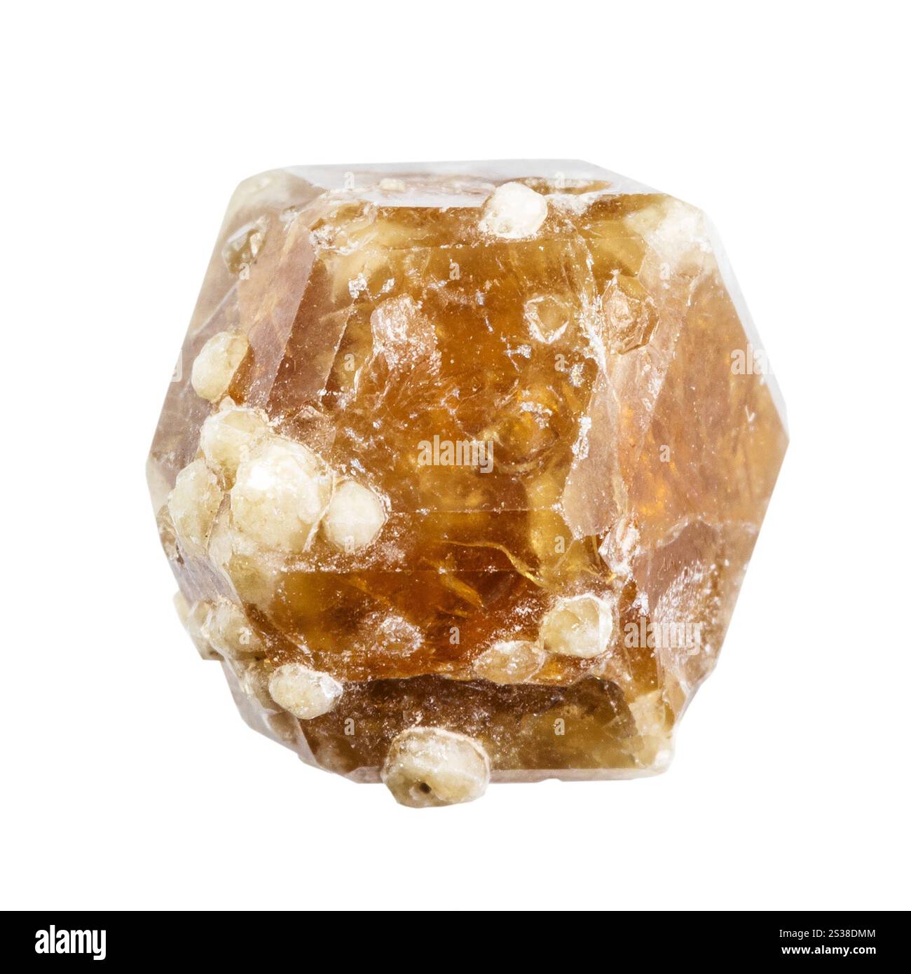 Nahaufnahme der Probe von Naturstein aus geologischer Sammlung - brauner grossularer Granatkristall mit mit Wucherungen isoliert auf weißem Hintergrund von Stockfoto