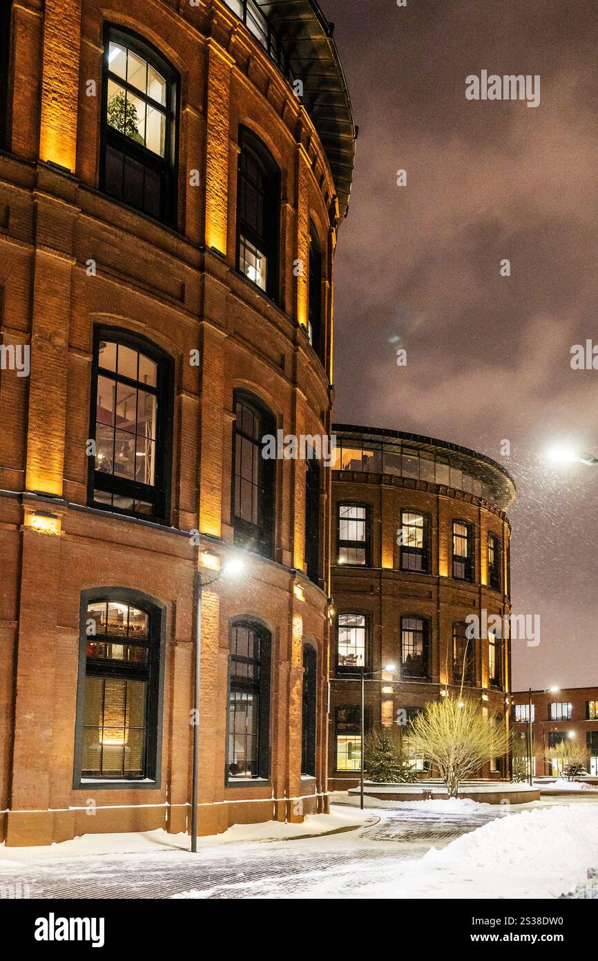 Alte Fabrikgebäude nach Renovierung in der verschneiten Nacht in Moskau Stockfoto