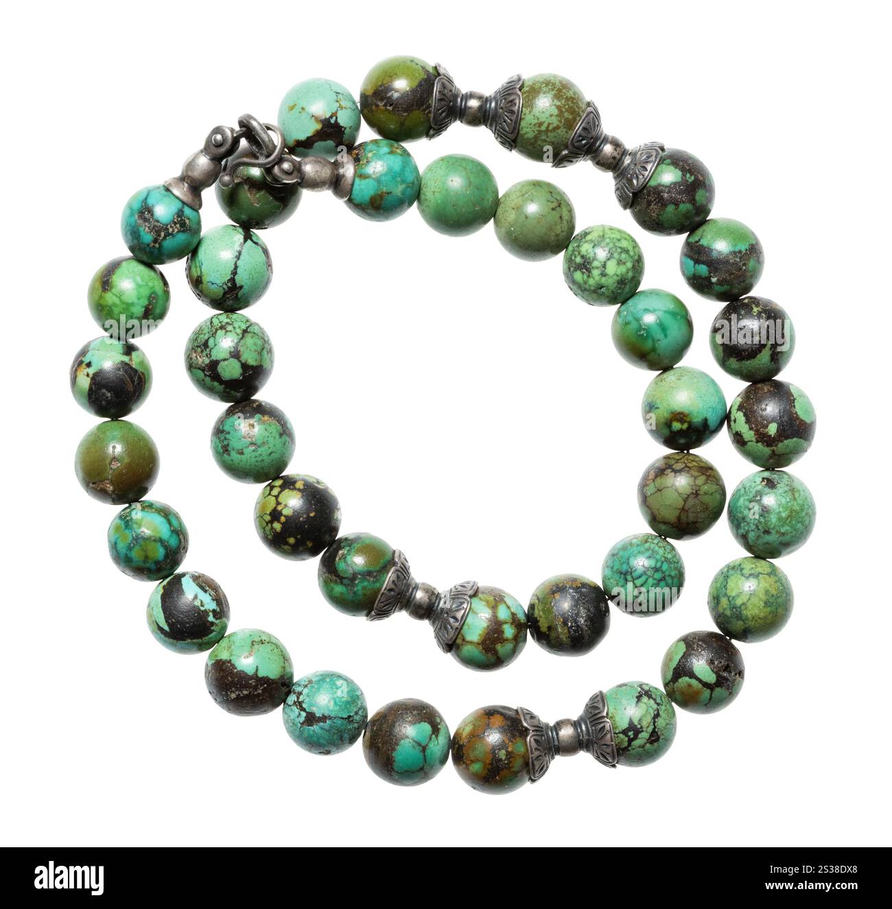 Antike Halskette aus alten natürlichen türkisfarbenen runden Perlen isoliert auf weißem Hintergrund Stockfoto