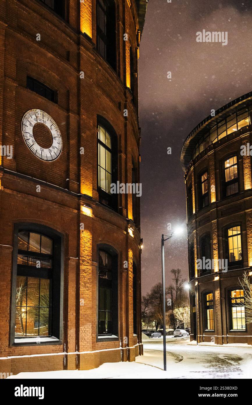 Renovierte alte Fabrikgebäude in der verschneiten Nacht in Moskau Stadt Stockfoto