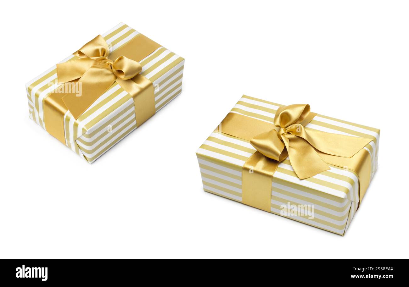 Geschenkbox in goldenem Duo-Ton mit goldenem Satinband und Schleife isoliert auf weißem Hintergrund. Geschenkbox in goldenem Duo-Ton mit goldenem Satin Stockfoto