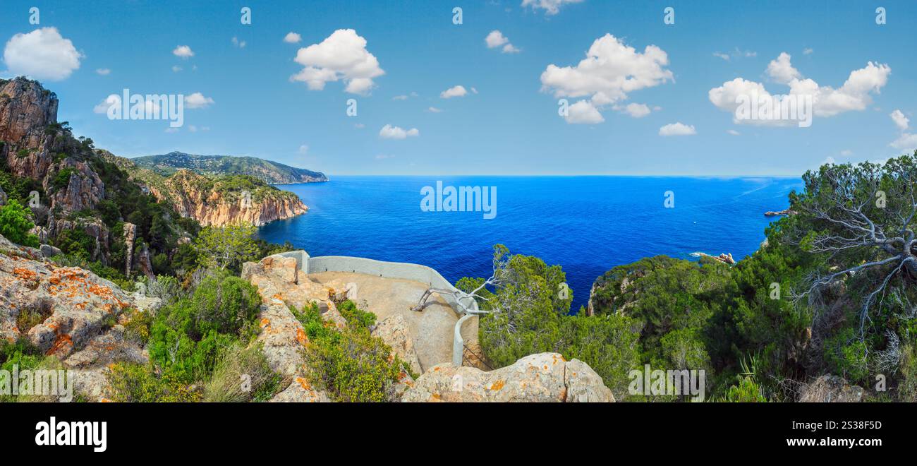 Sommer Meerblick Felsenküste mit Aussichtspunkt (Costa Brava, Katalonien, Spanien). Sechs Schüsse Nähen Sie hochauflösende Panorama. Stockfoto