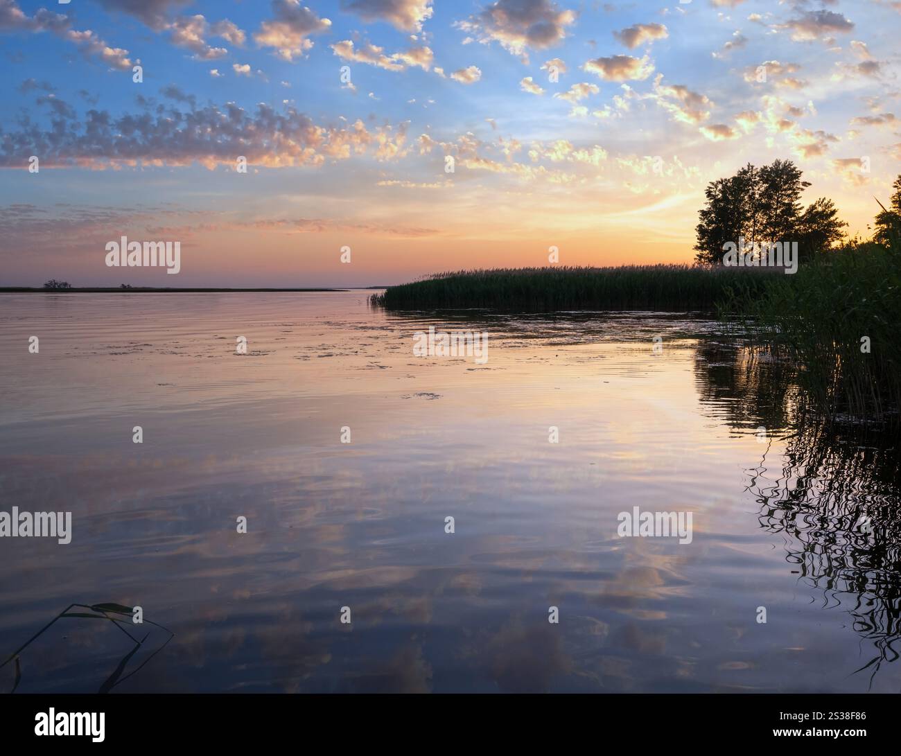 Dnipro Fluss Sommer Sonnenuntergang Dämmerung Landschaft, Ukraine Stockfoto