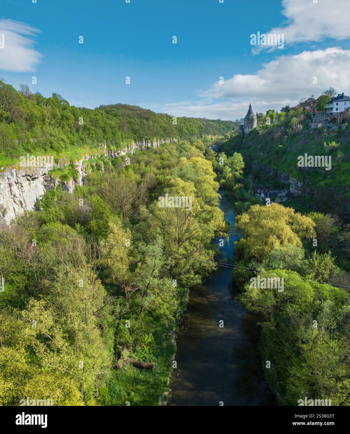 Blick von der Novoplanivskiy Brücke auf den Smotrych River Canyon, Kamianets-Podilskyi, eine der beliebtesten Städte für Reisen in der Ukraine. Stockfoto