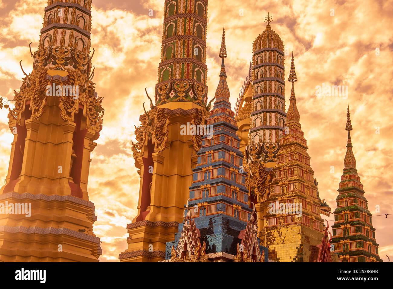 Ein Blick auf den Großen Buddha des Wat Paknam vom Wat Waramartaya Punthasatharam in Thonburi in der Stadt Bangkok in Thailand. Thailand, Bangkok, Stockfoto