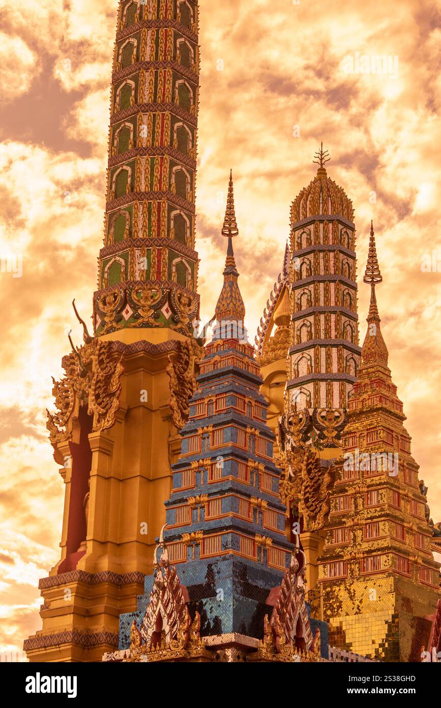 Ein Blick auf den Großen Buddha des Wat Paknam vom Wat Waramartaya Punthasatharam in Thonburi in der Stadt Bangkok in Thailand. Thailand, Bangkok, Stockfoto