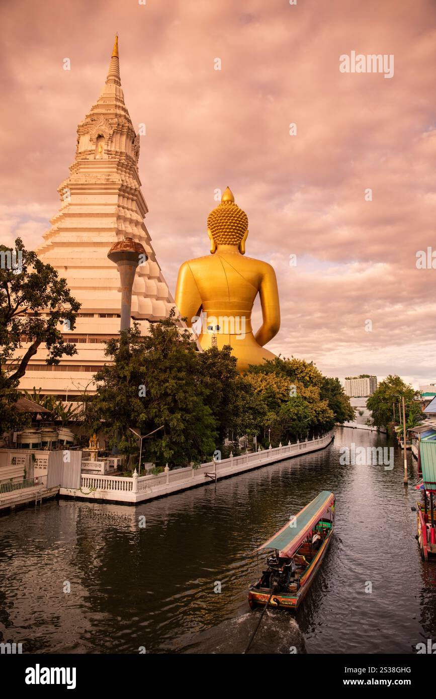 Ein Blick auf den Großen Buddha im Wat Paknam in Thonburi in der Stadt Bangkok in Thailand. Thailand, Bangkok, 4. Dezember 2023. THAILAND BANGKOK Stockfoto