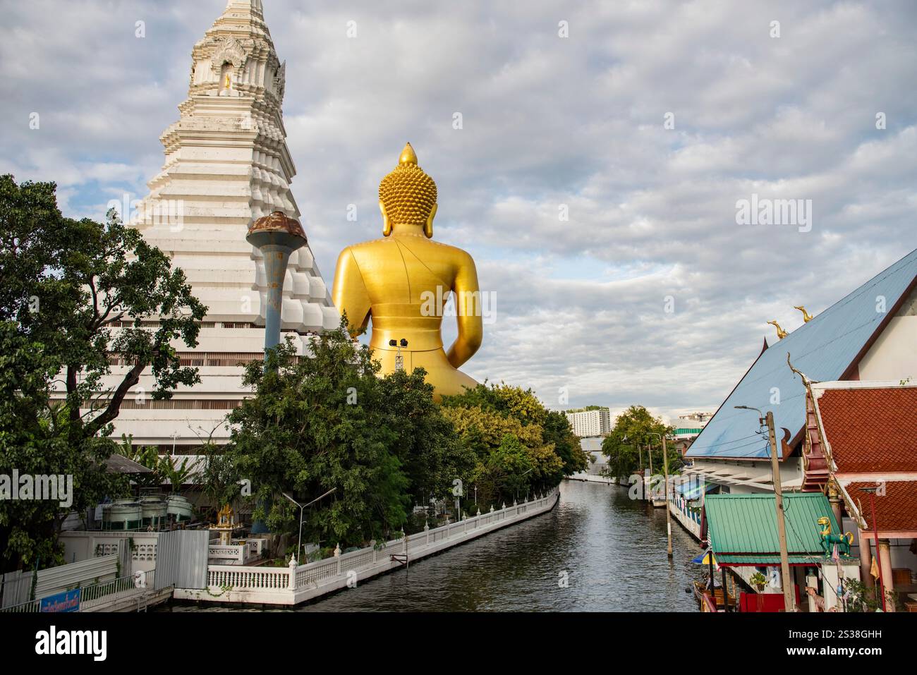 Ein Blick auf den Großen Buddha im Wat Paknam in Thonburi in der Stadt Bangkok in Thailand. Thailand, Bangkok, 4. Dezember 2023. THAILAND BANGKOK Stockfoto