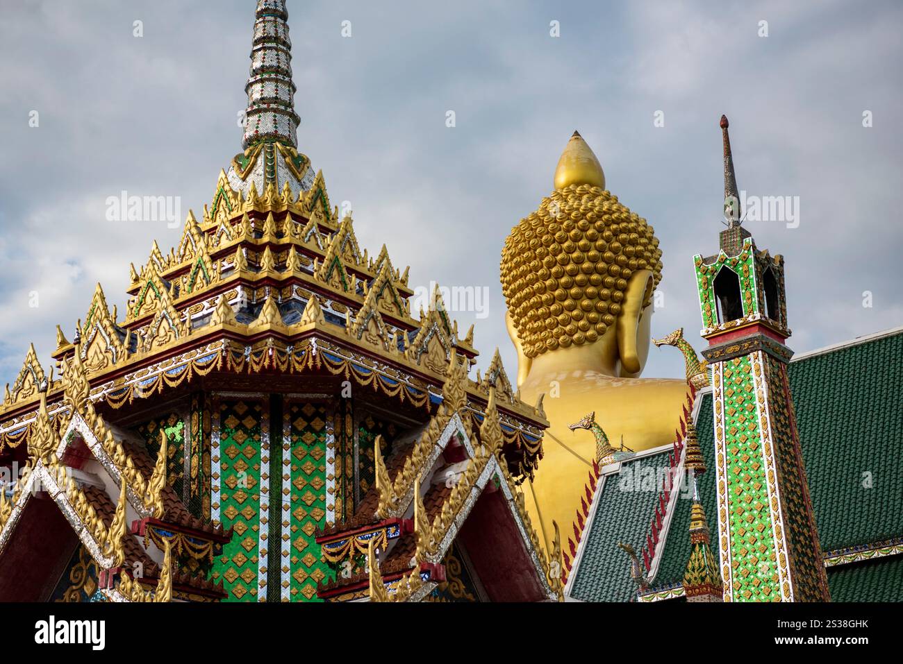 Ein Blick auf den Großen Buddha des Wat Paknam vom Wat Waramartaya Punthasatharam in Thonburi in der Stadt Bangkok in Thailand. Thailand, Bangkok, Stockfoto