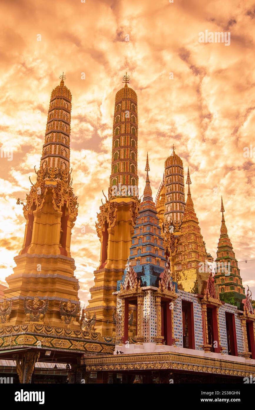 Ein Blick auf den Großen Buddha des Wat Paknam vom Wat Waramartaya Punthasatharam in Thonburi in der Stadt Bangkok in Thailand. Thailand, Bangkok, Stockfoto