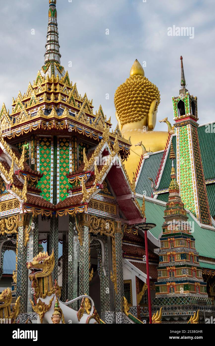 Ein Blick auf den Großen Buddha des Wat Paknam vom Wat Waramartaya Punthasatharam in Thonburi in der Stadt Bangkok in Thailand. Thailand, Bangkok, Stockfoto