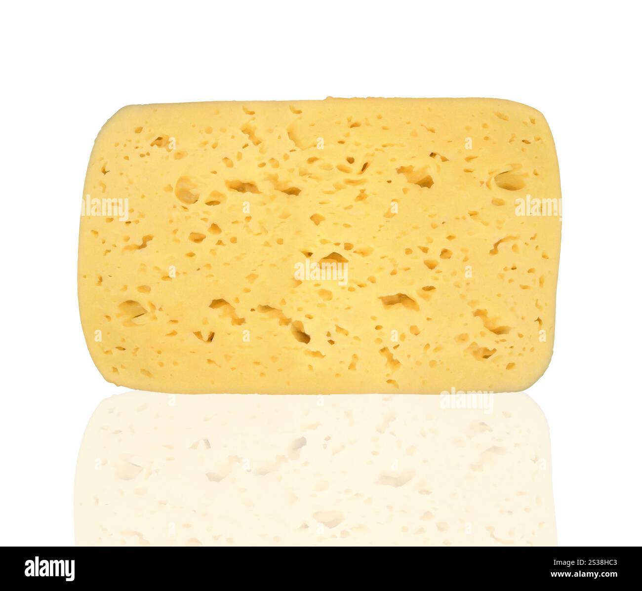 Stück Käse isoliert auf weißem Hintergrund. Stück Käse Stockfoto