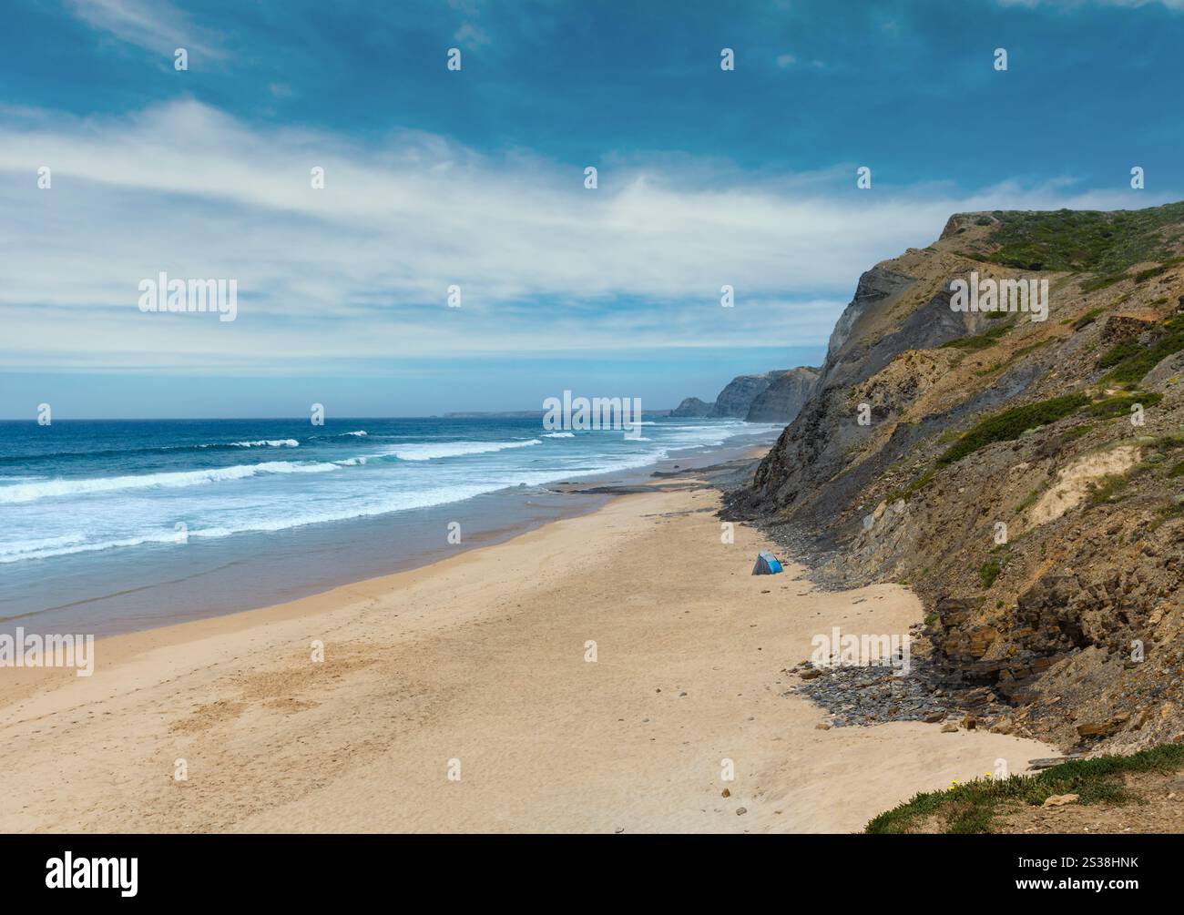Sommer-Atlantik Küste Landschaft (Cordoama Strand, Algarve, Portugal). Stockfoto