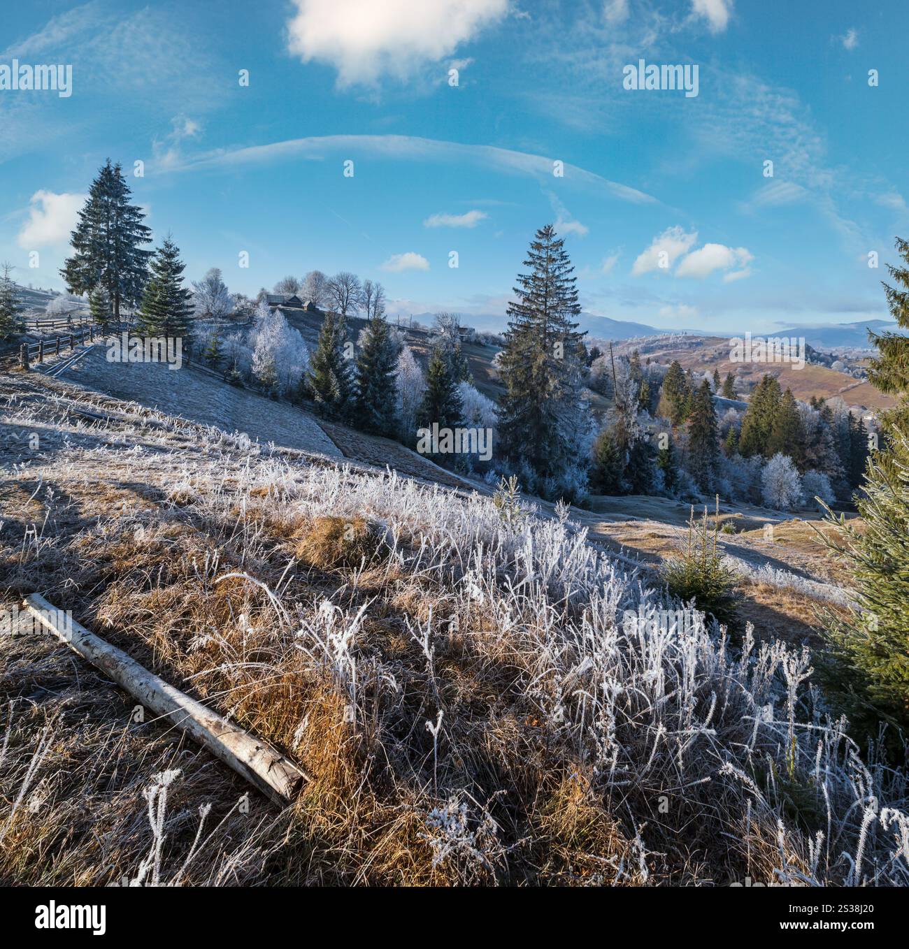 Der Winter kommt. Letzte Herbsttage, Morgen in der Berglandschaft friedliche malerische heimatte Szene. Ukraine, Karpaten. Stockfoto