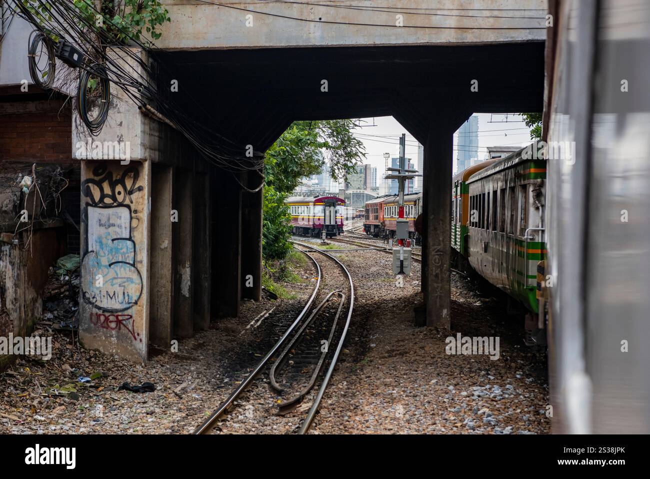Ankunft des Zuges am Bahnhof Hua Lamphong in Bangkok in Thailand. Thailand, Bangkok, 6. November 2023. THAILAND BANGKOK RAILWAY Stockfoto