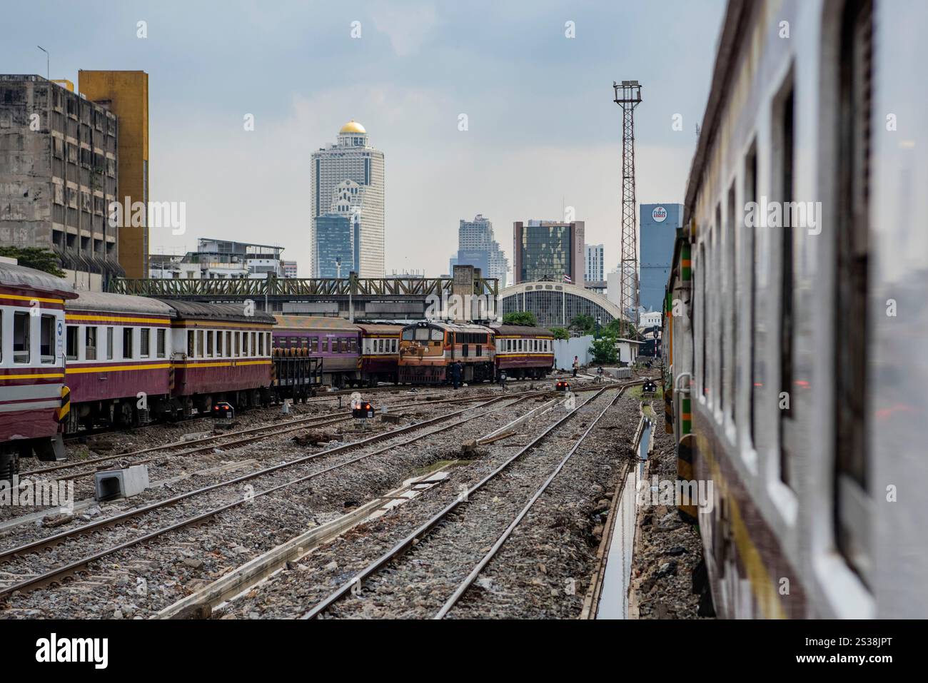 Ankunft des Zuges am Bahnhof Hua Lamphong in Bangkok in Thailand. Thailand, Bangkok, 6. November 2023. THAILAND BANGKOK RAILWAY Stockfoto