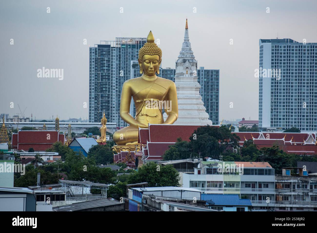 Ein Blick auf den Großen Buddha im Wat Paknam in Thonburi in der Stadt Bangkok in Thailand. Thailand, Bangkok, 4. Dezember 2023. THAILAND BANGKOK Stockfoto