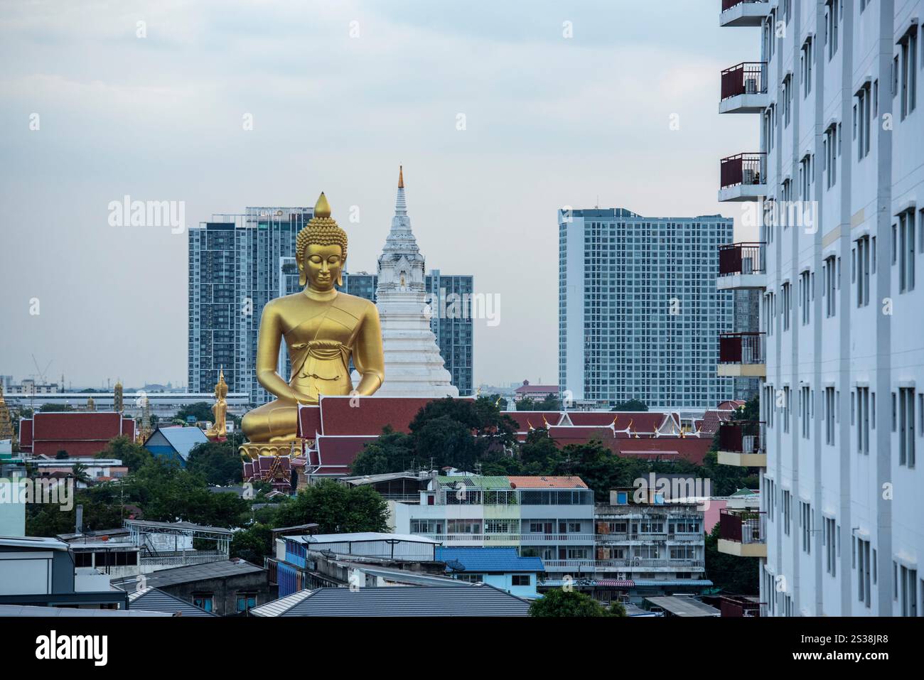 Ein Blick auf den Großen Buddha im Wat Paknam in Thonburi in der Stadt Bangkok in Thailand. Thailand, Bangkok, 4. Dezember 2023. THAILAND BANGKOK Stockfoto
