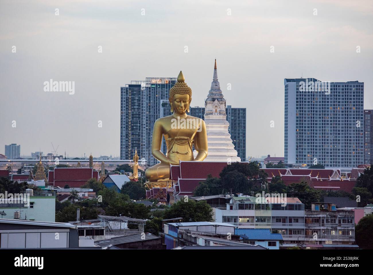 Ein Blick auf den Großen Buddha im Wat Paknam in Thonburi in der Stadt Bangkok in Thailand. Thailand, Bangkok, 4. Dezember 2023. THAILAND BANGKOK Stockfoto