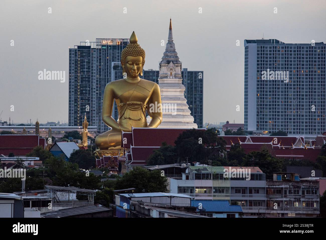 Ein Blick auf den Großen Buddha im Wat Paknam in Thonburi in der Stadt Bangkok in Thailand. Thailand, Bangkok, 4. Dezember 2023. THAILAND BANGKOK Stockfoto