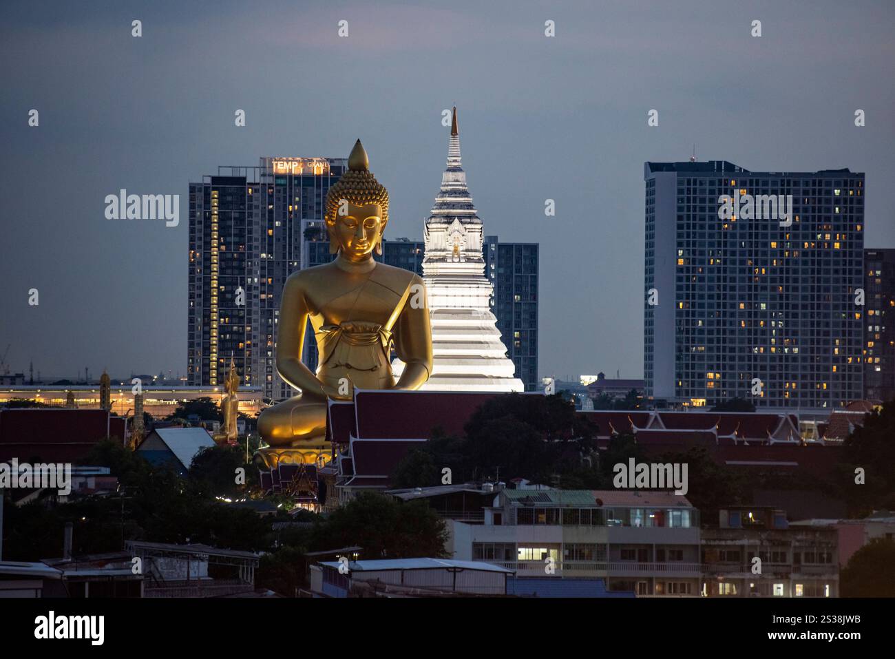 Ein Blick auf den Großen Buddha im Paknam Tempel in Thonburi in der Stadt Bangkok in Thailand. Thailand, Bangkok, 4. Dezember 2023. THAILAND BANGKOK Stockfoto
