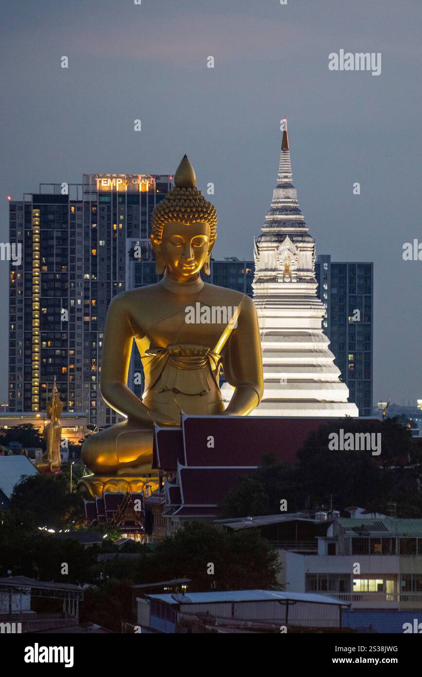 Ein Blick auf den Großen Buddha im Paknam Tempel in Thonburi in der Stadt Bangkok in Thailand. Thailand, Bangkok, 4. Dezember 2023. THAILAND BANGKOK Stockfoto