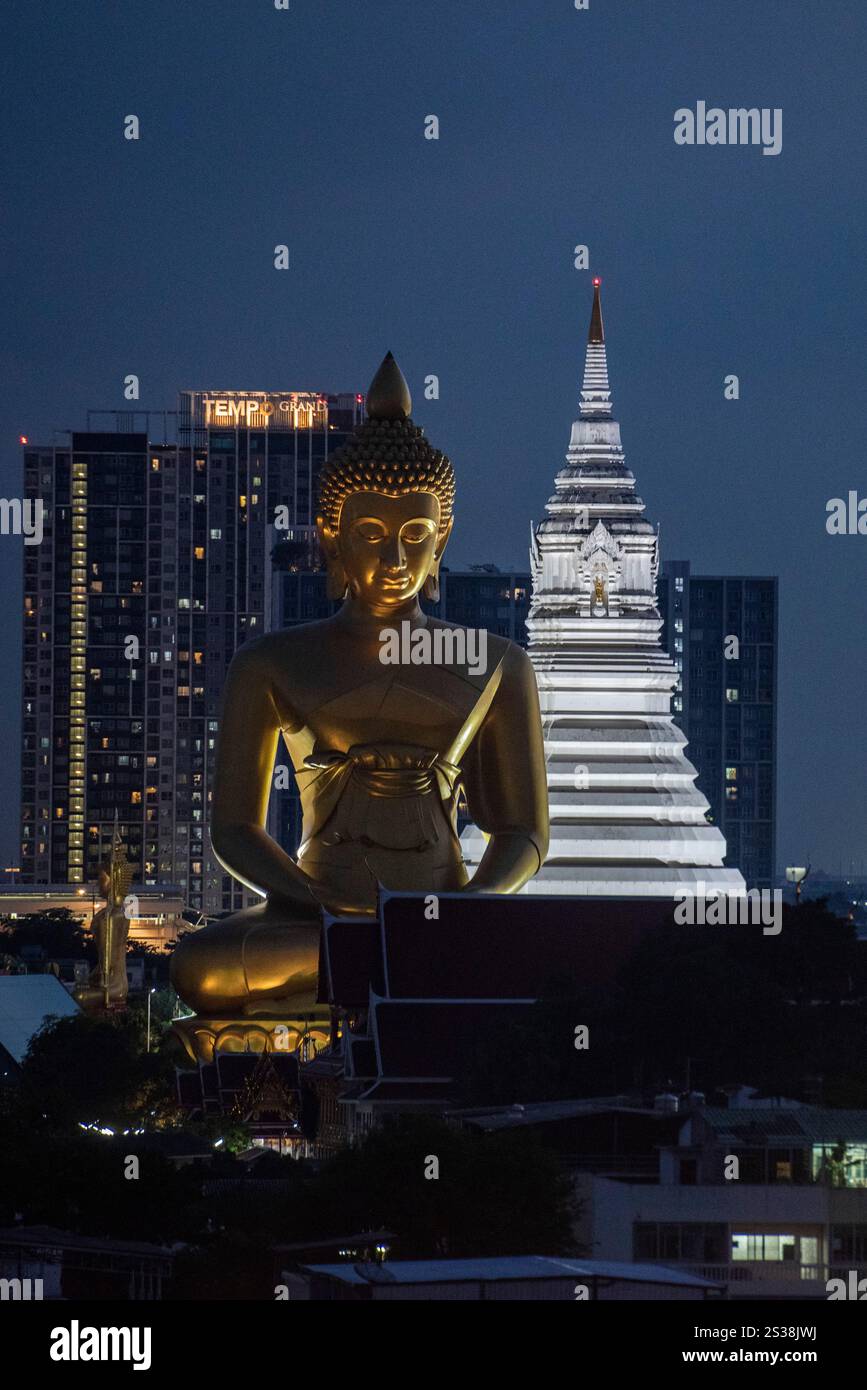 Ein Blick auf den Großen Buddha im Paknam Tempel in Thonburi in der Stadt Bangkok in Thailand. Thailand, Bangkok, 4. Dezember 2023. THAILAND BANGKOK Stockfoto