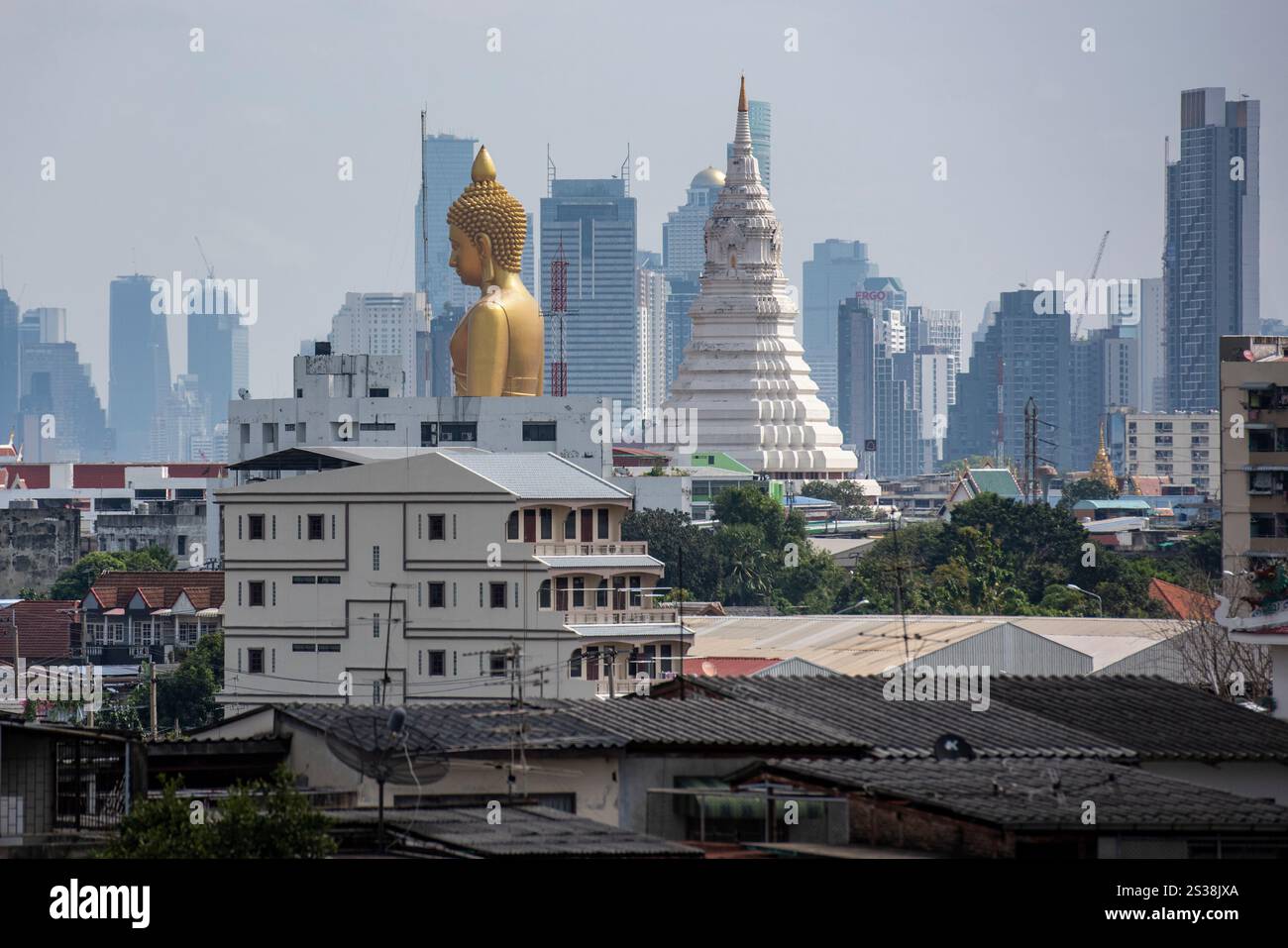 Ein Blick auf den Großen Buddha im Wat Paknam in Thonburi in der Stadt Bangkok in Thailand. Thailand, Bangkok, 4. Dezember 2023. THAILAND BANGKOK Stockfoto