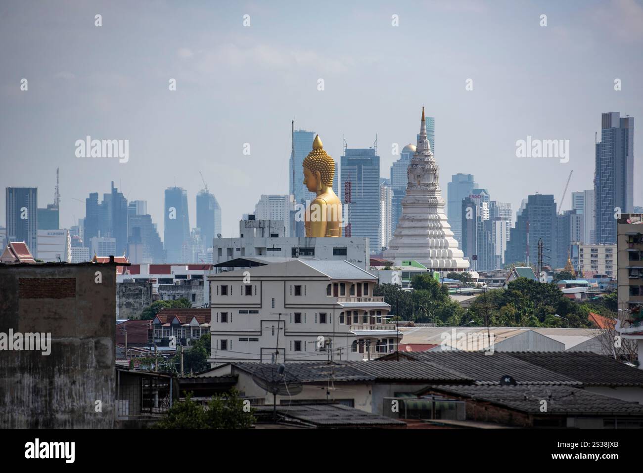Ein Blick auf den Großen Buddha im Wat Paknam in Thonburi in der Stadt Bangkok in Thailand. Thailand, Bangkok, 4. Dezember 2023. THAILAND BANGKOK Stockfoto